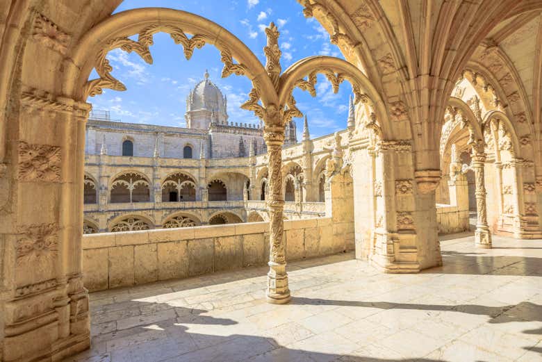 Don't miss visiting the cloister of the Jerónimos Monastery